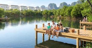 Gia đình trải nghiệm câu cá bên hồ nước trong khuôn viên Vinhomes Global Gate Hạ Long