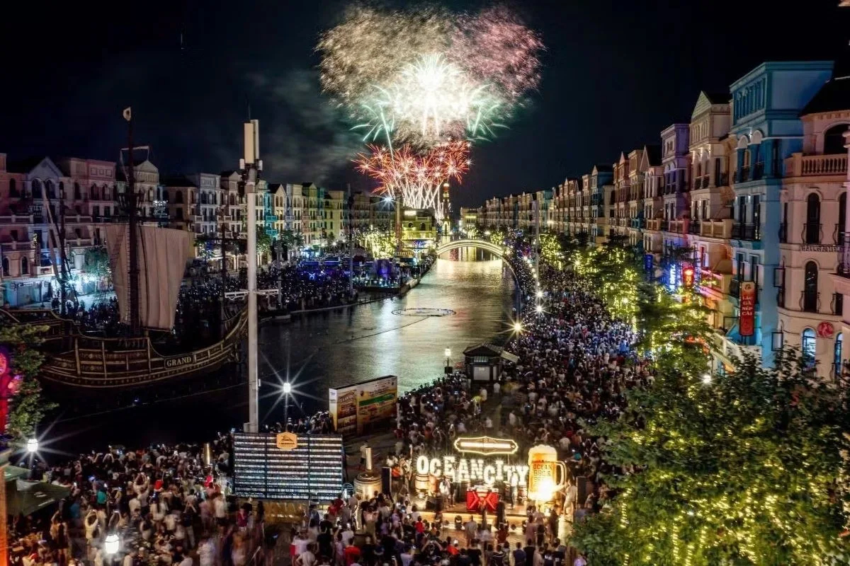 Sự kiện pháo hoa và đông đảo cư dân tham gia hoạt động ban đêm tại phố The Venice, Vinhomes Ocean Park