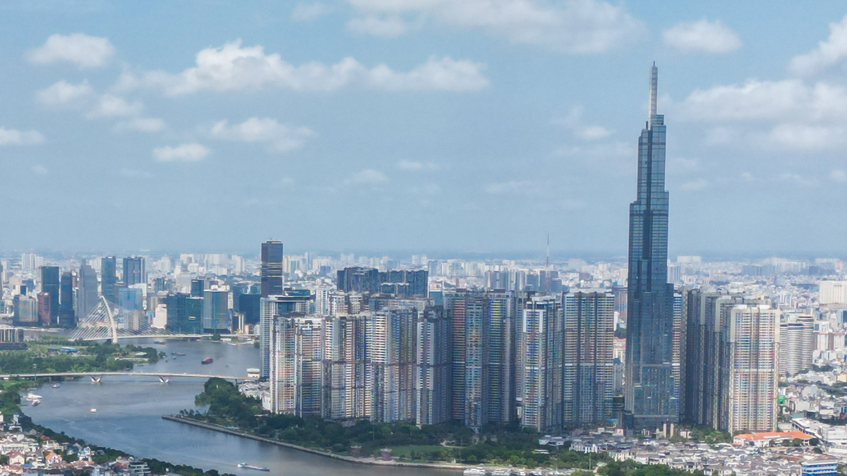 Toàn cảnh khu đô thị Vinhomes cao tầng bên sông tại TP HCM nhìn từ trên cao