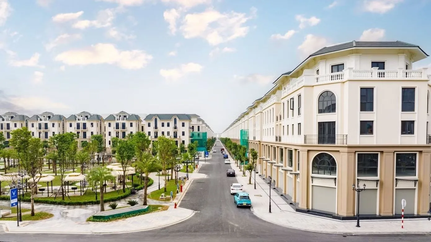Tuyến phố shophouse tại khu Thời Đại, Vinhomes Ocean Park 3, nơi cư dân đang hoàn thiện nhà để dọn về ở
