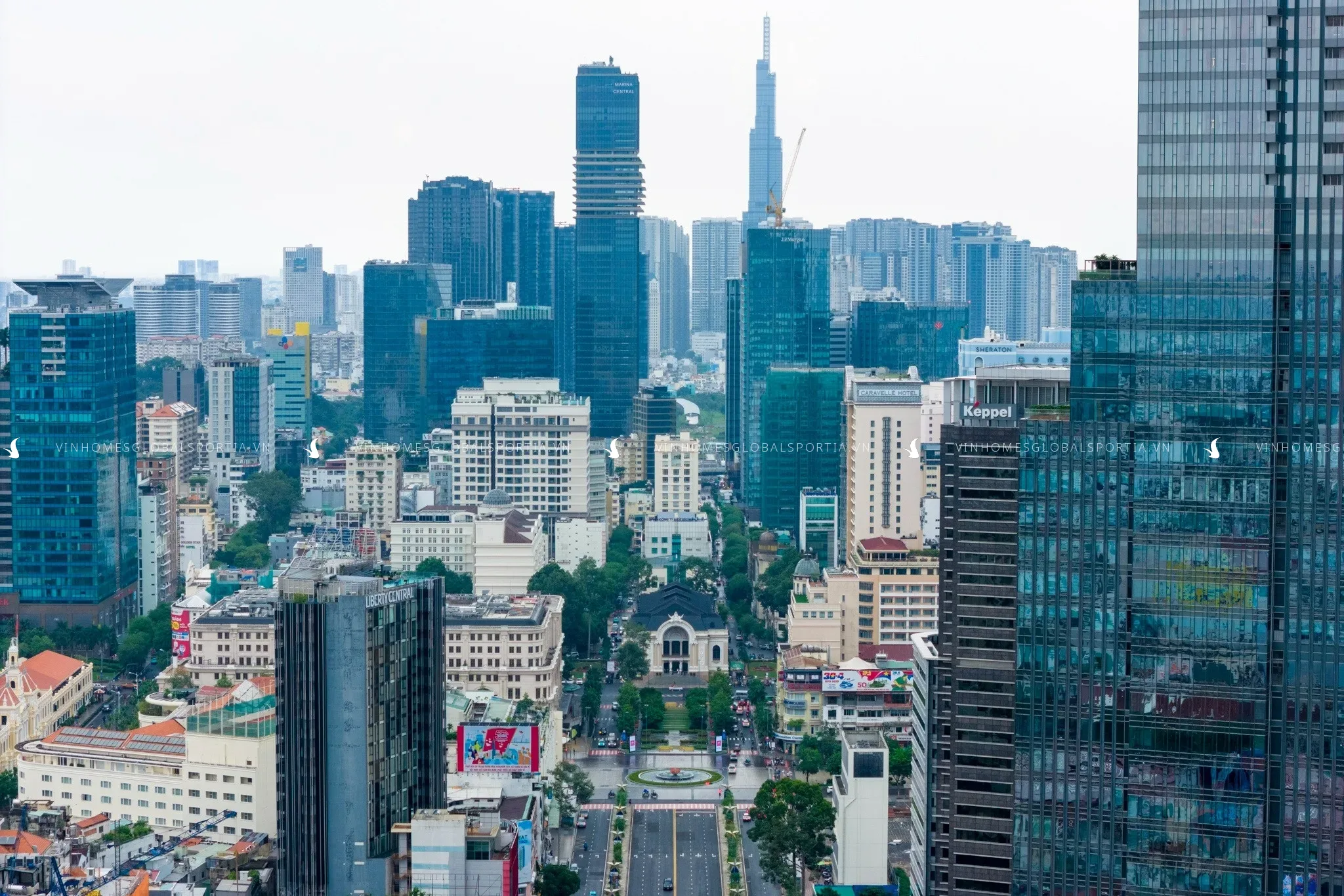 Khu trung tâm TP.HCM nhìn từ trên cao với các tòa văn phòng và tháp Landmark 81