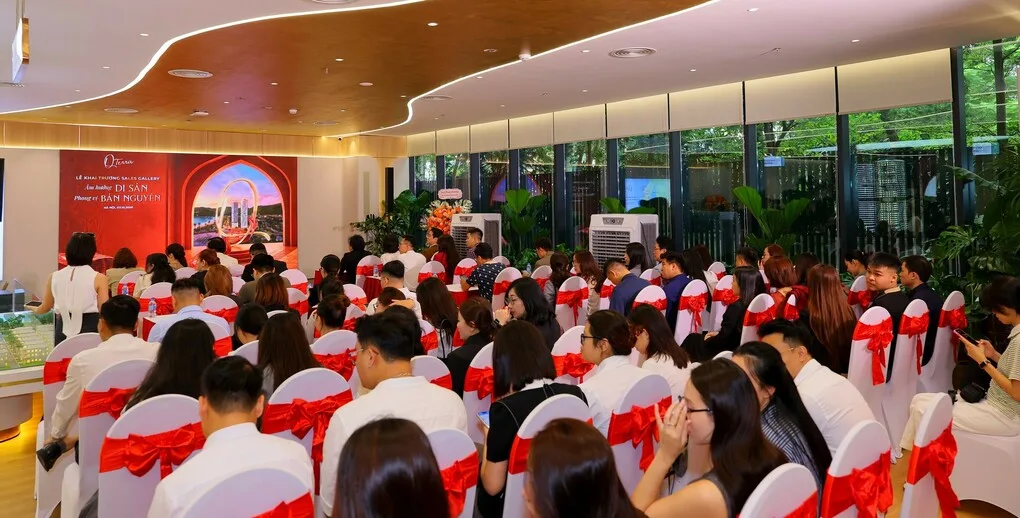 Khách hàng và nhà đầu tư tham dự sự kiện khai trương sales gallery
