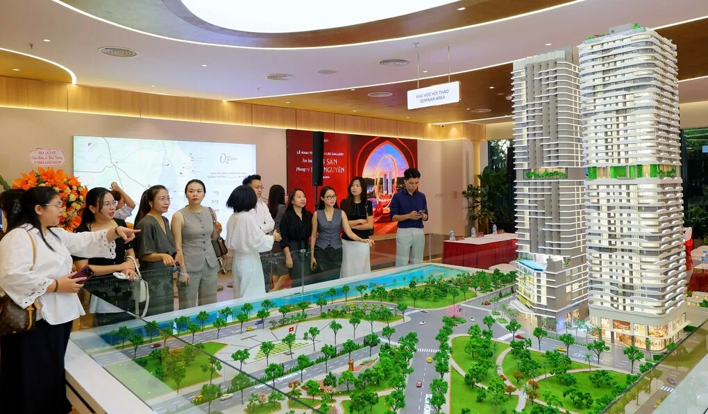Khách tham quan sa bàn dự án Q'Terra tại Sales Gallery Hà Nội
